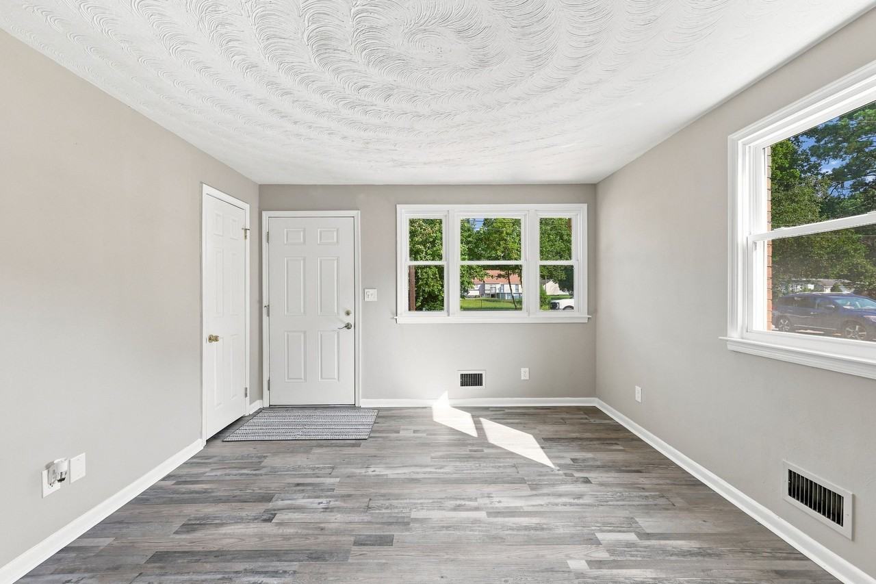 727 Osborn Ave #1 - Photo 7 of 35