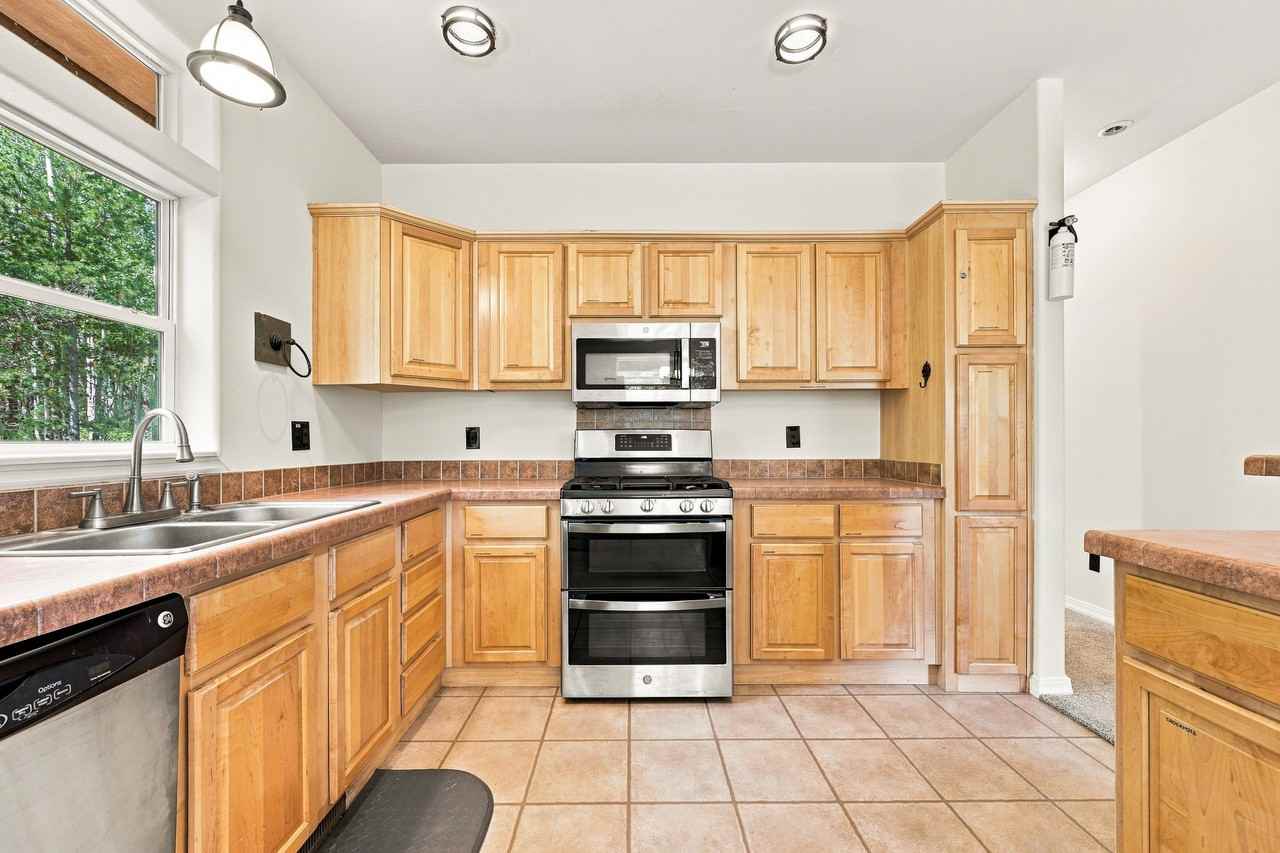 237 Tschaikovsky DriveUpper - Photo 2 of 36