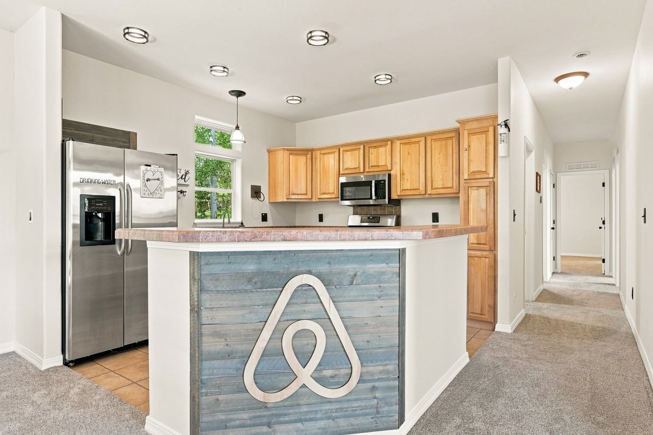 237 Tschaikovsky DriveUpper - Photo 4 of 36