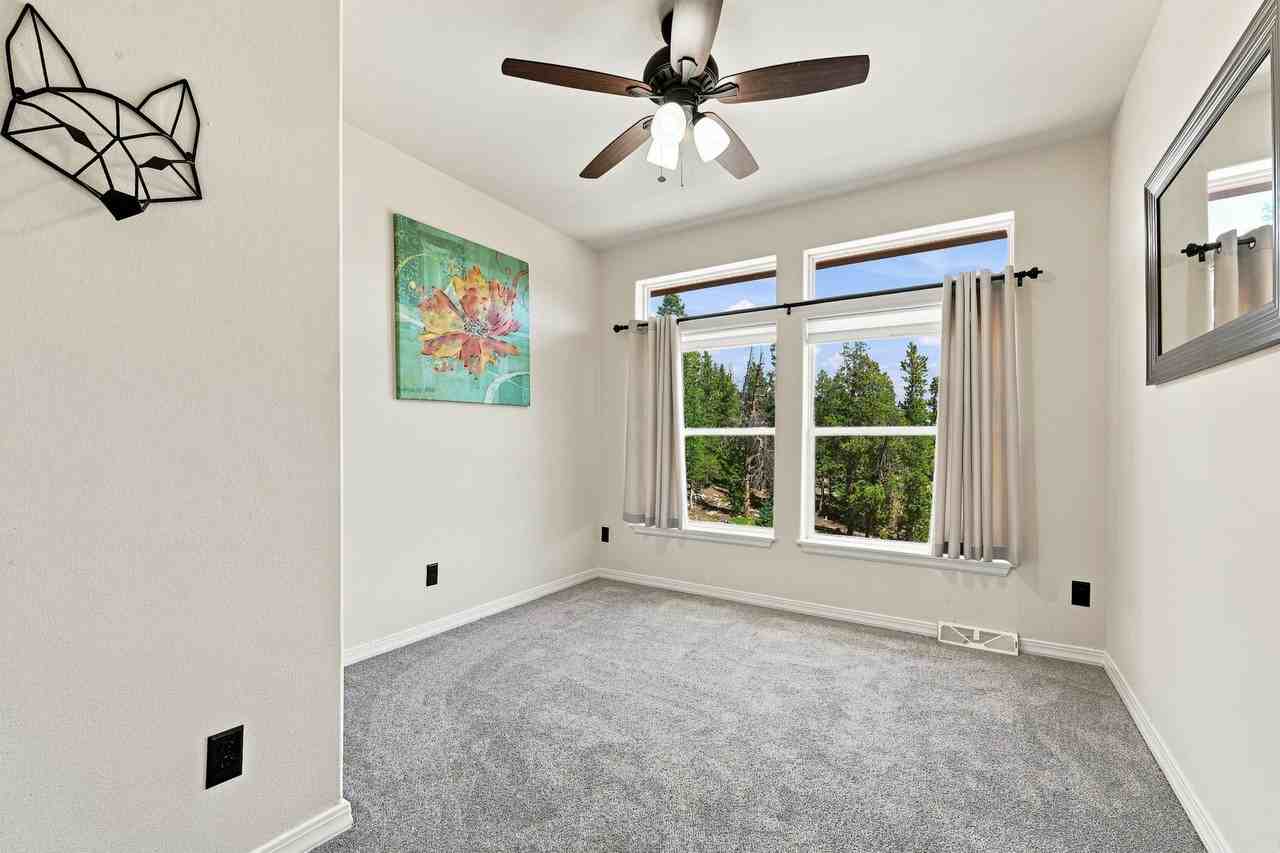 237 Tschaikovsky DriveUpper - Photo 5 of 36