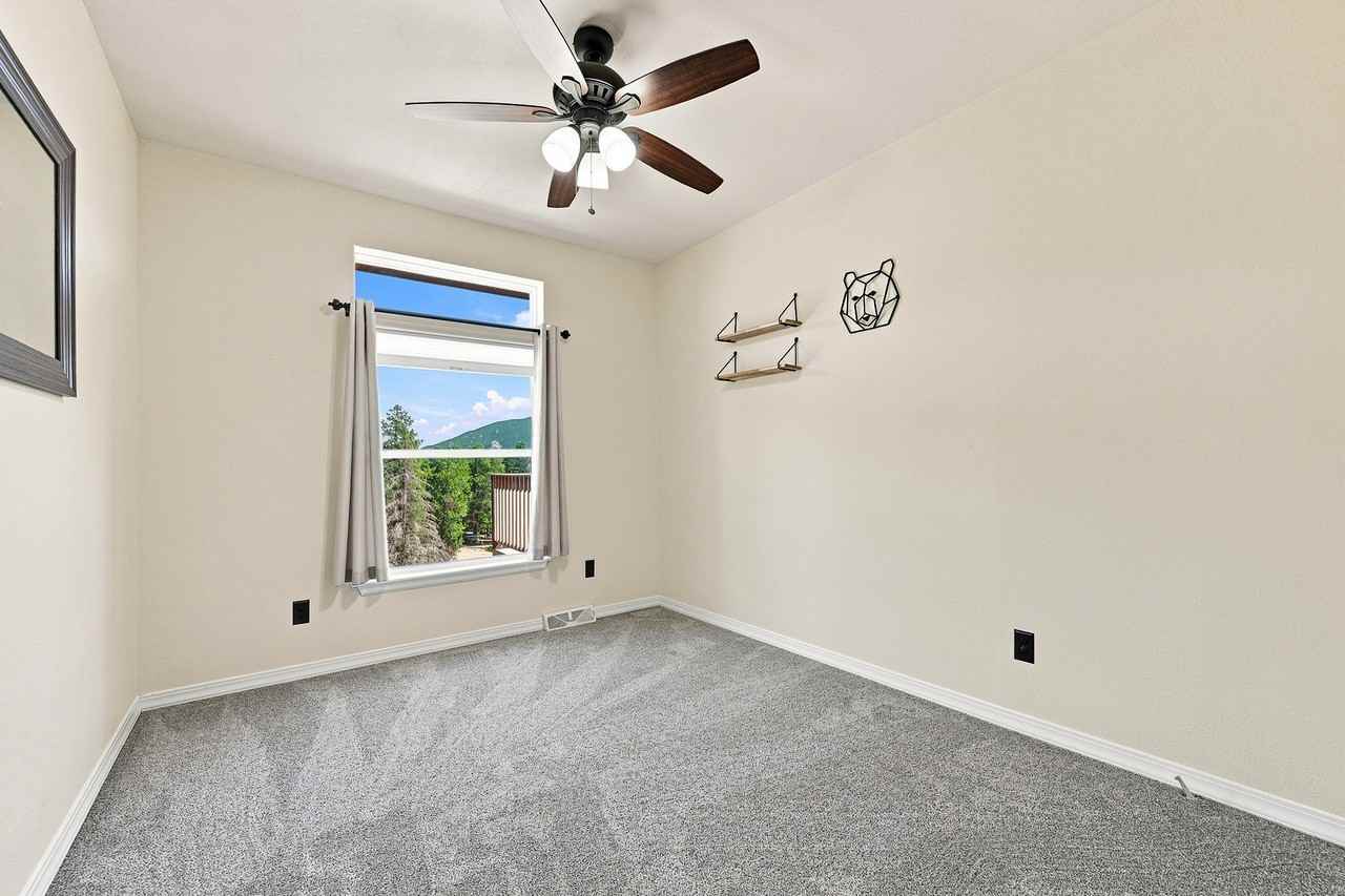 237 Tschaikovsky DriveUpper - Photo 6 of 36