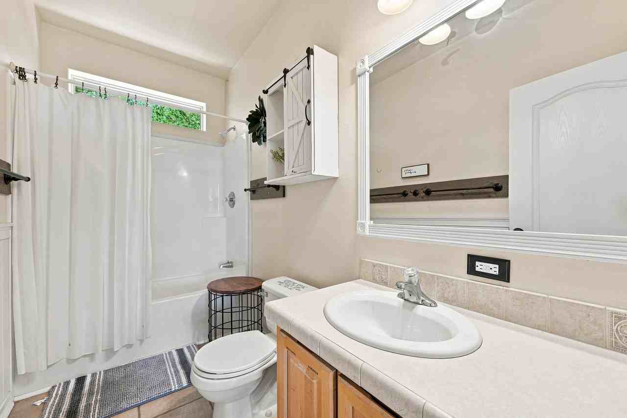 237 Tschaikovsky DriveUpper - Photo 7 of 36
