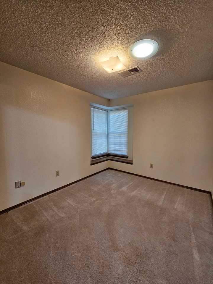 2116 Westmore Dr - Photo 5 of 15