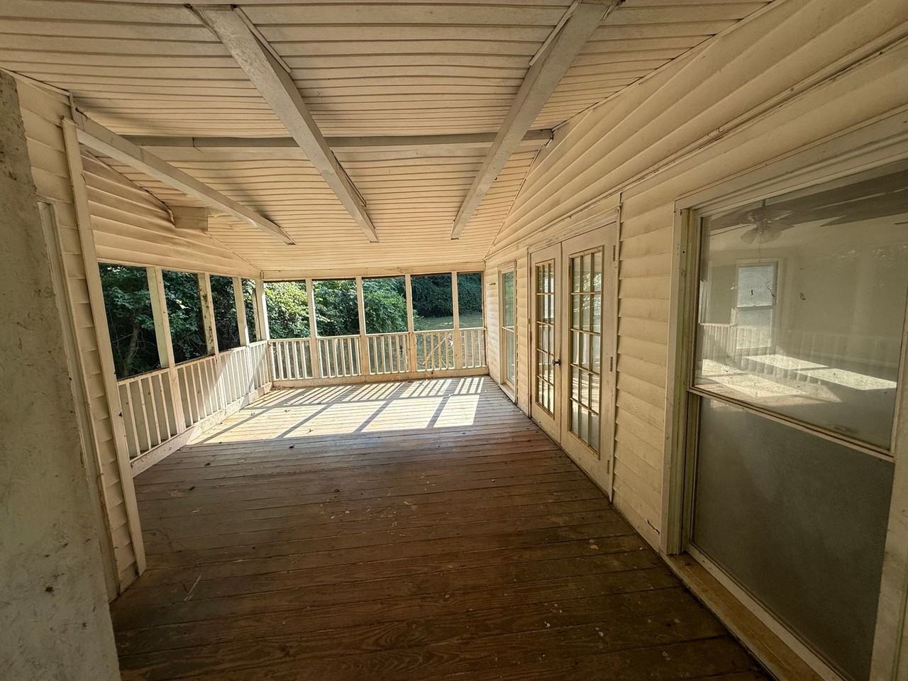 593 Holbrook Rd - Photo 5 of 15