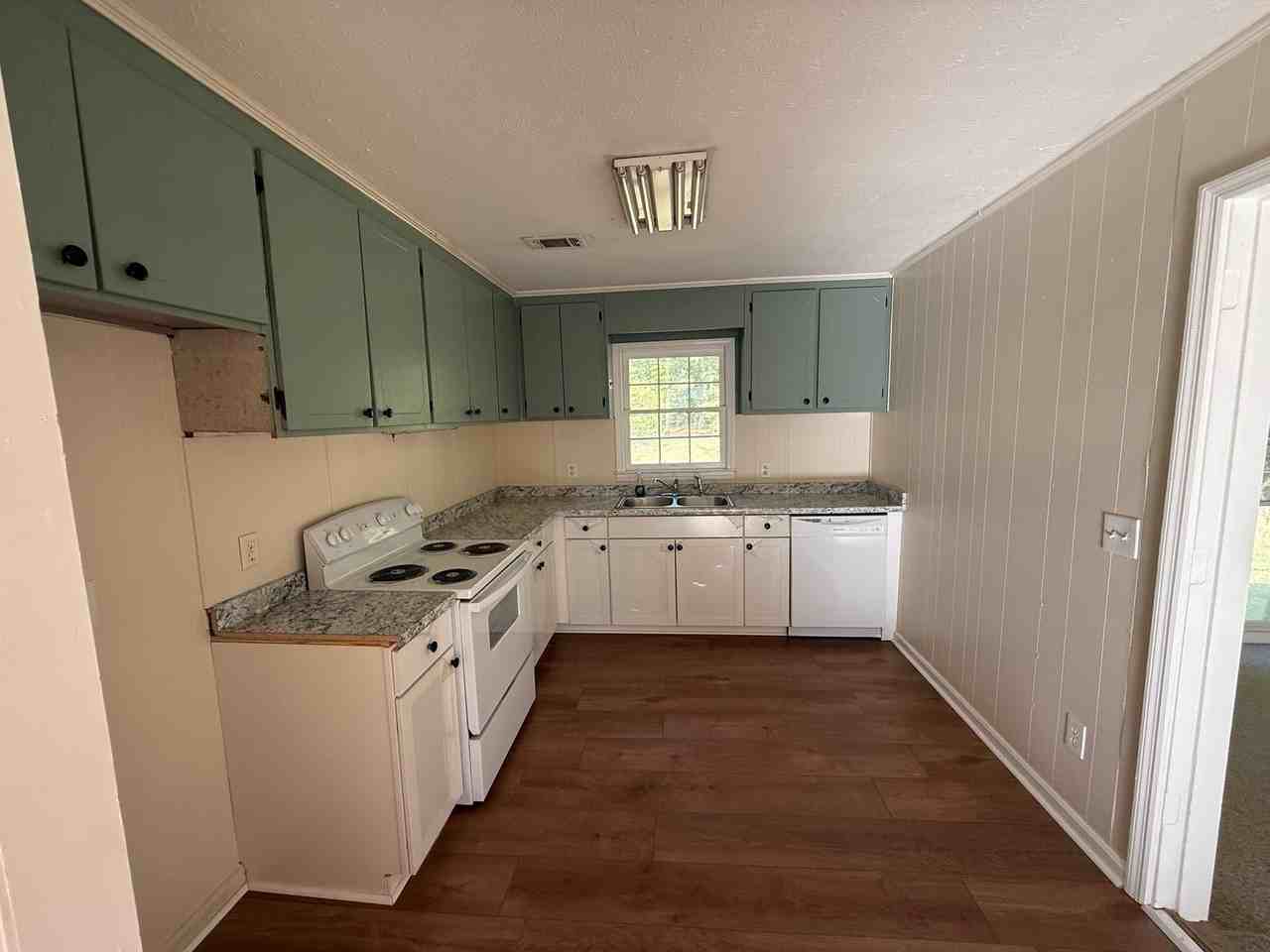 593 Holbrook Rd - Photo 7 of 15