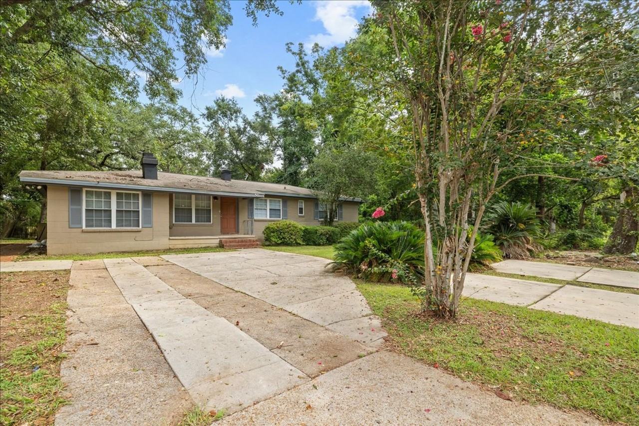 1812 Honeysuckle Dr