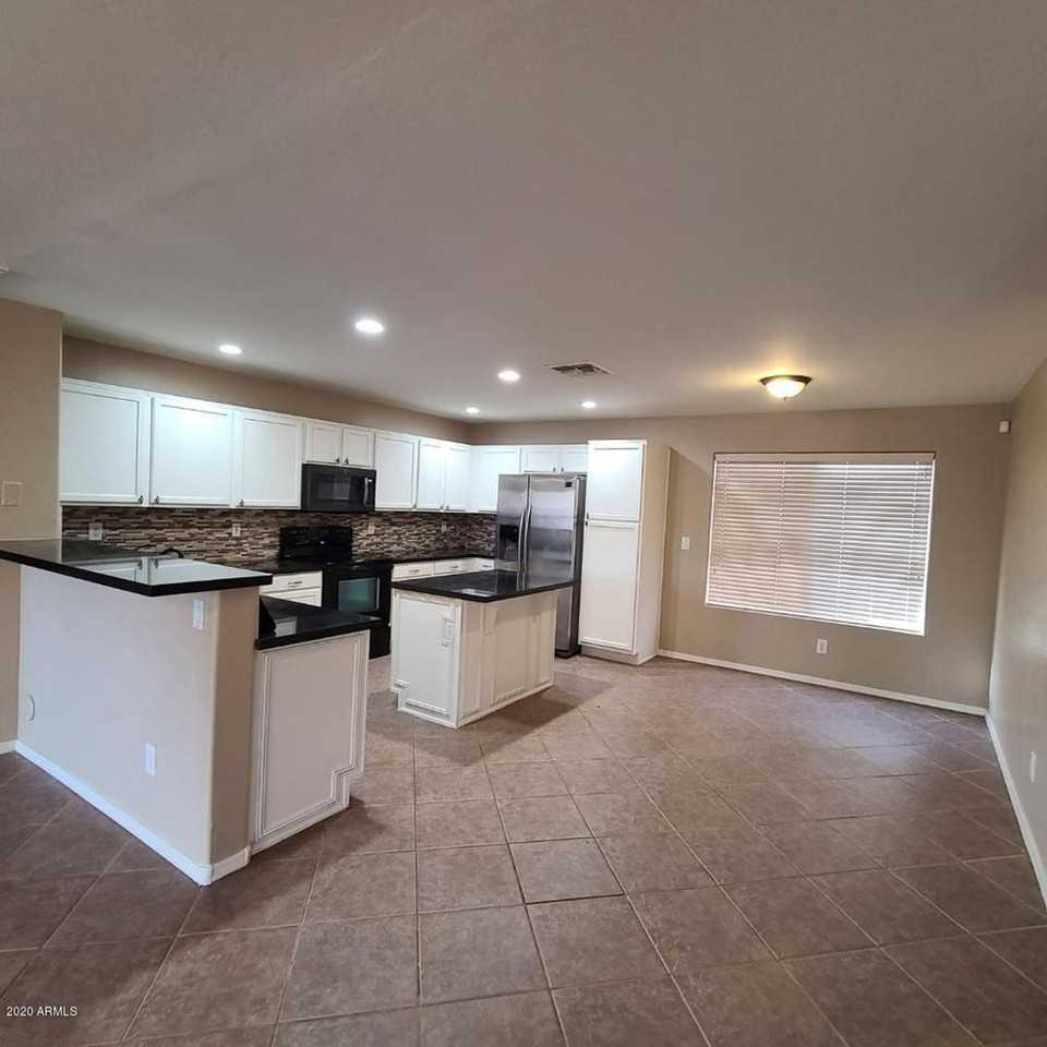 43540 W Bedford Dr - Photo 4 of 11