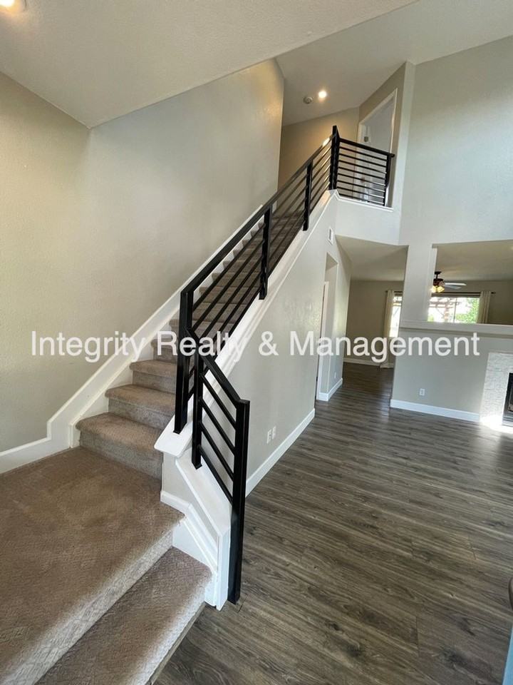 10400 Tracewood Ct - Photo 4 of 34
