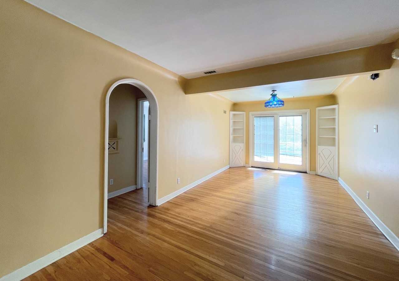 405 Hyde Park Dr - Photo 2 of 21