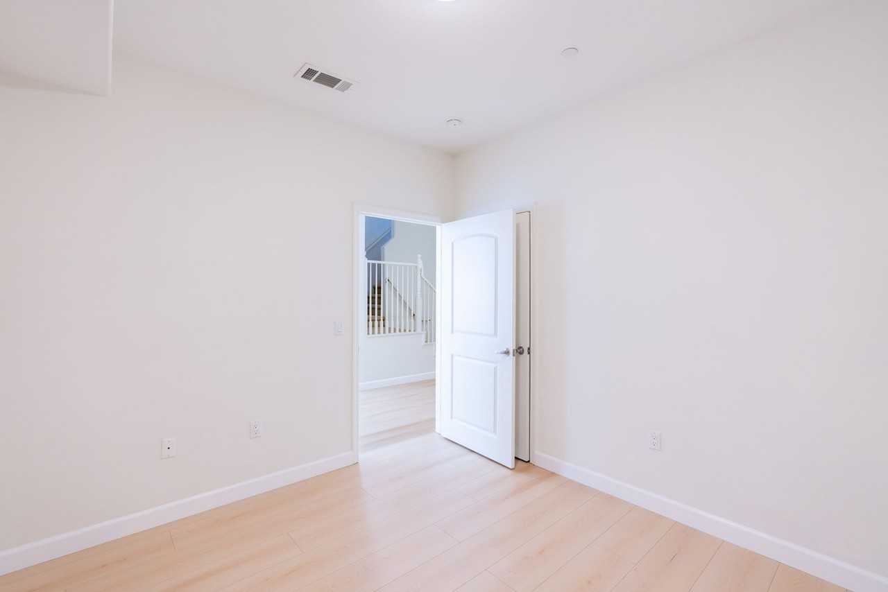 111 E Mclean St #B - Photo 6 of 25