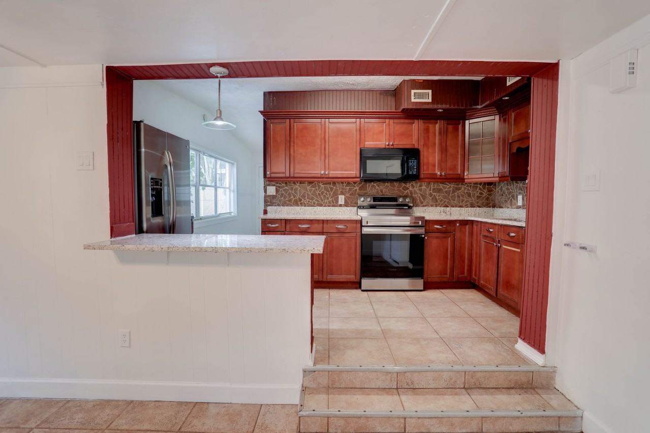 7608 Simms Ave - Photo 4 of 18