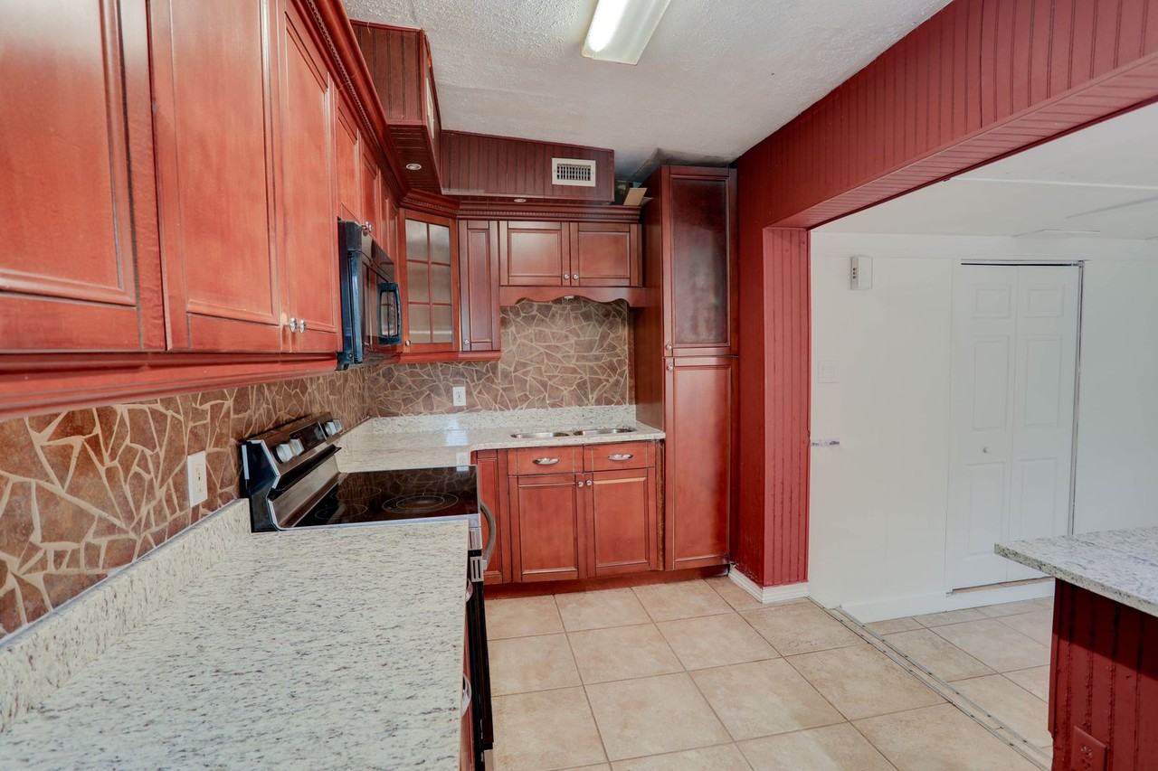 7608 Simms Ave - Photo 5 of 18