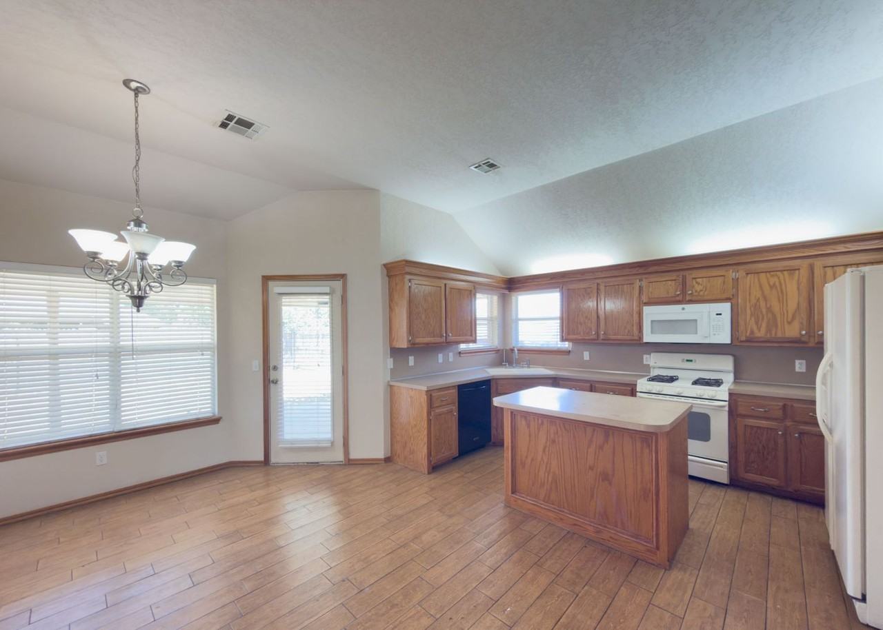 1633 Sw 32nd St - Photo 6 of 29
