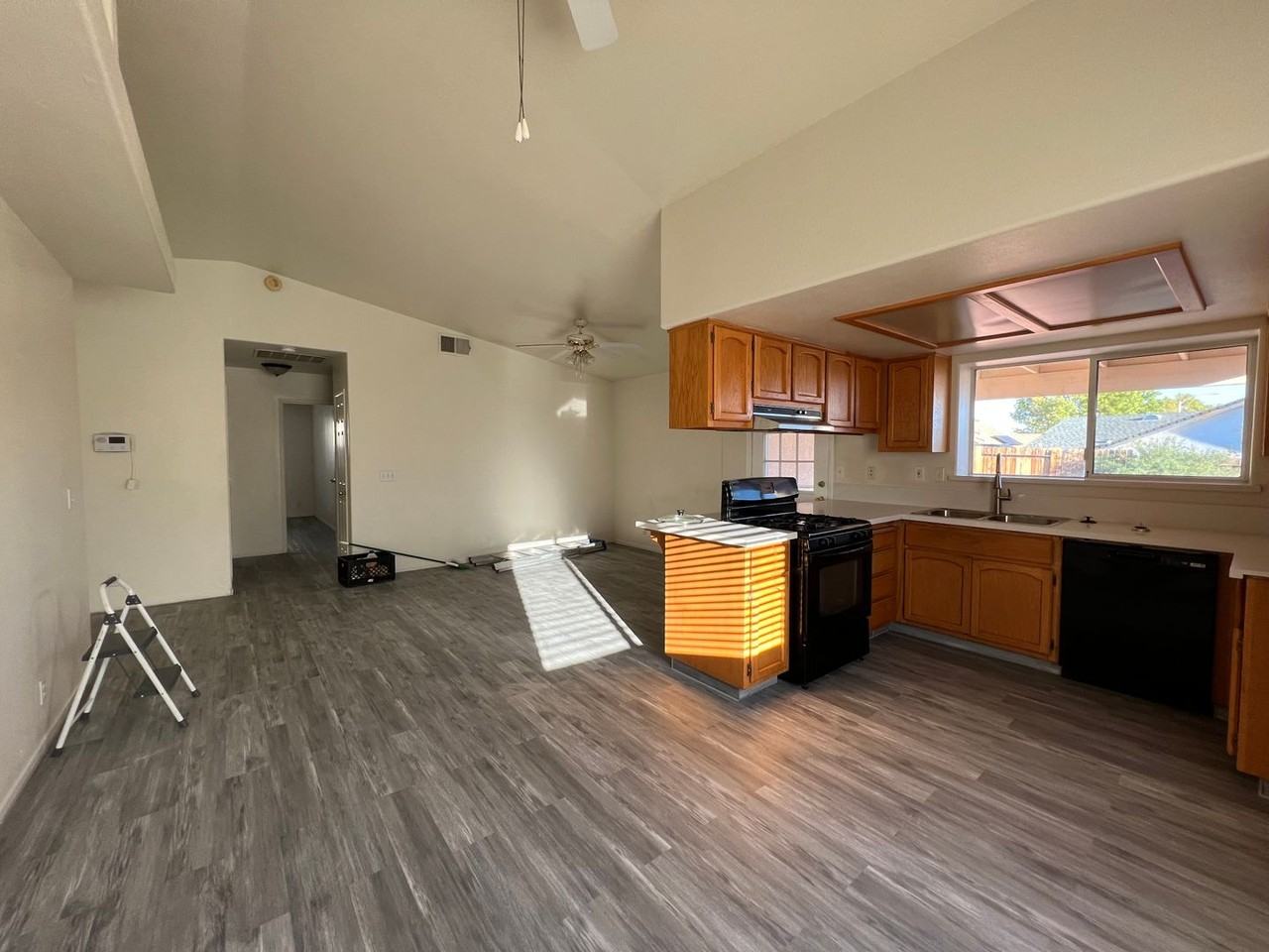 420 Olive Ave - Photo 5 of 20