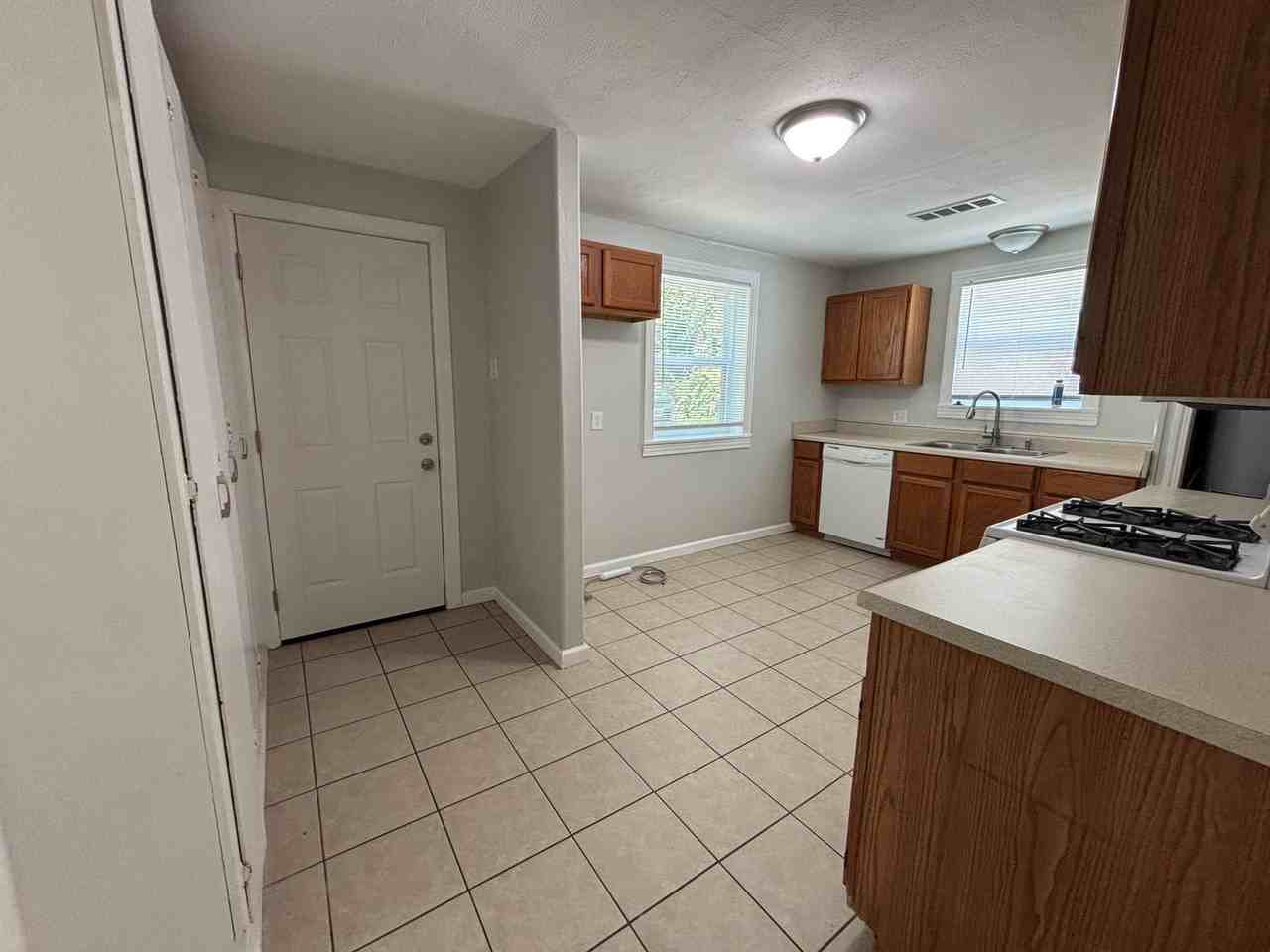 2558 Barbara St - Photo 6 of 18
