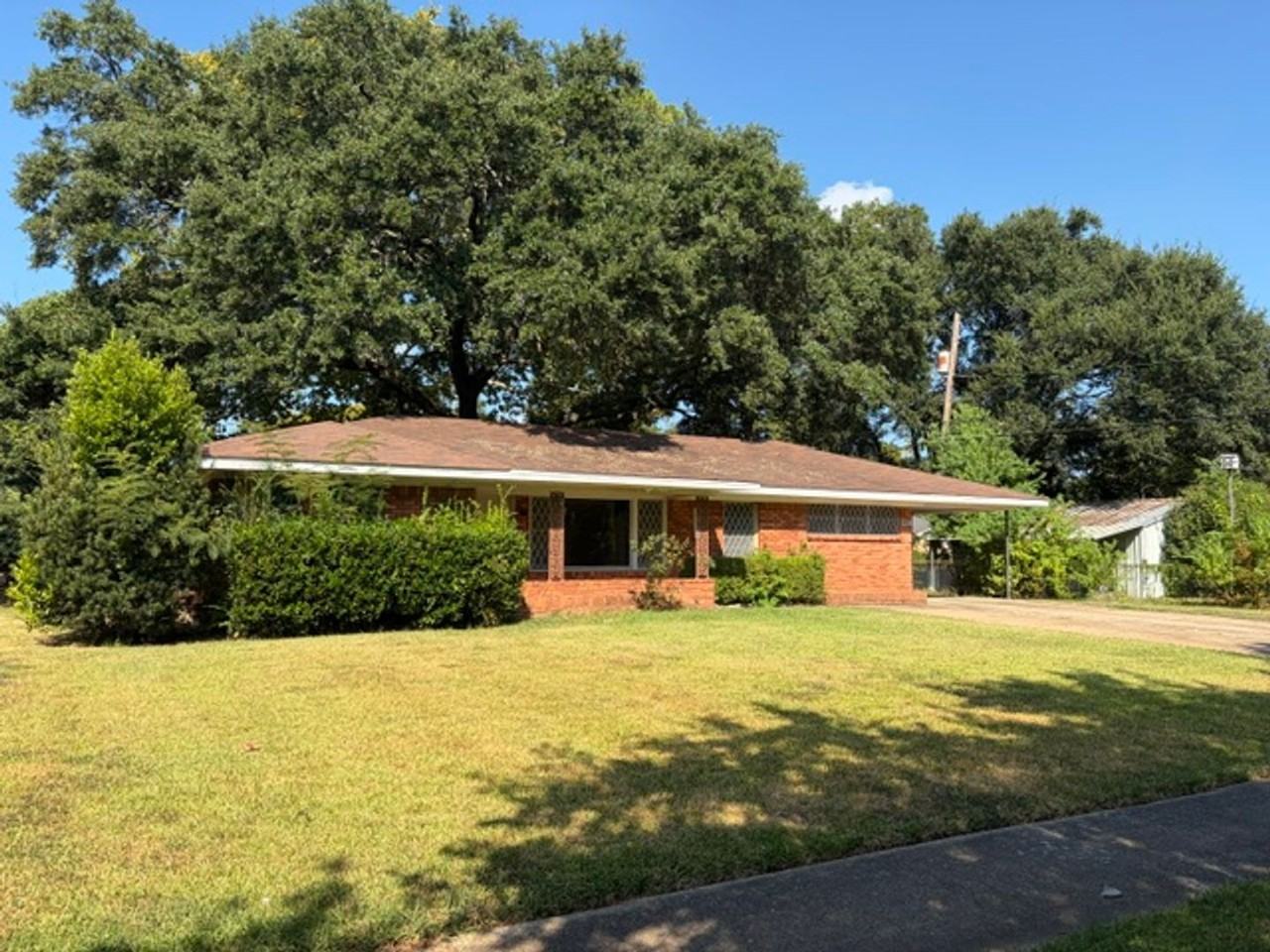2209 Clinton St - Photo 2 of 15