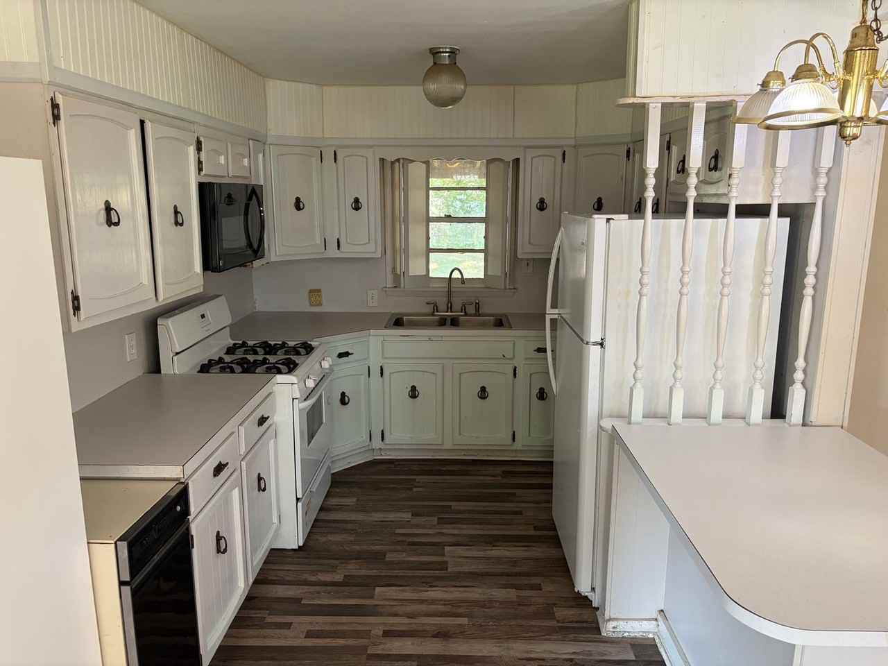 2209 Clinton St - Photo 4 of 15