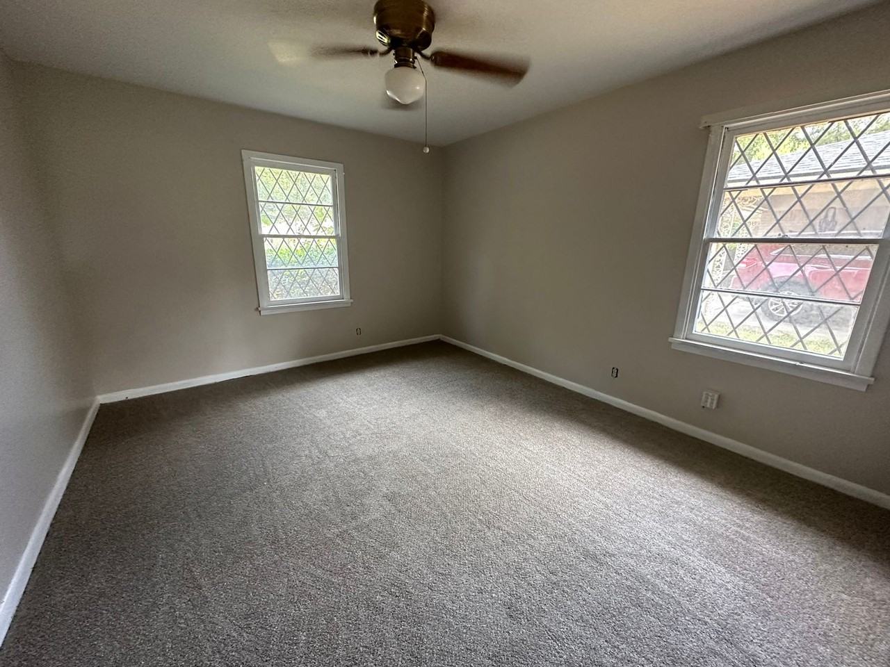2209 Clinton St - Photo 6 of 15