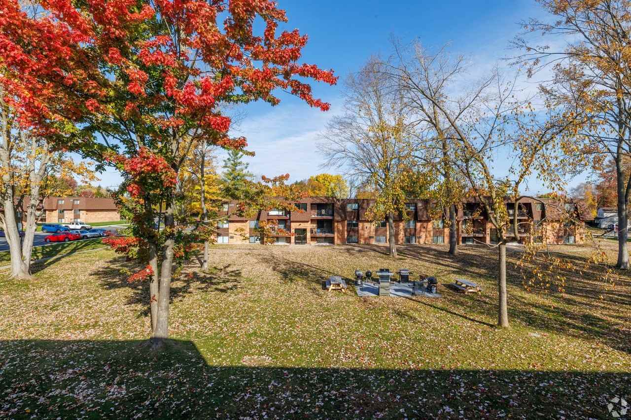 Pinecrest Manor - Photo 3 of 3