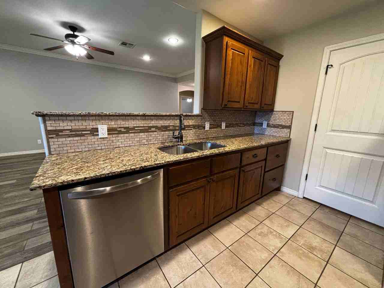112 W Dogwood St - Photo 7 of 27