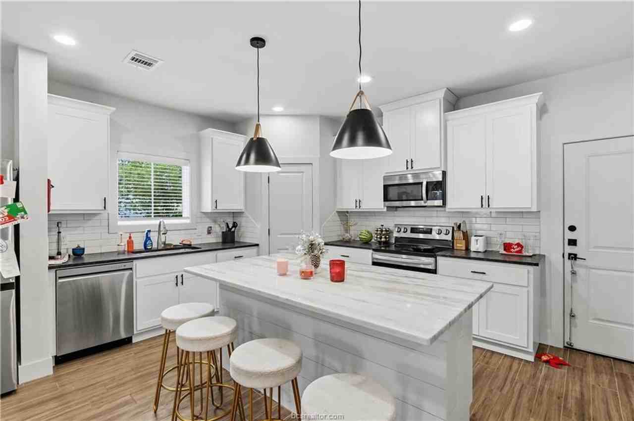 606 Banks St - Photo 5 of 22