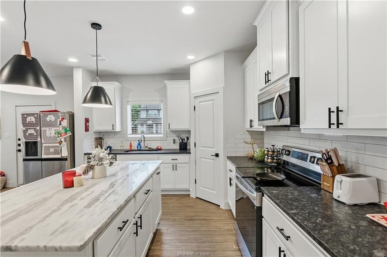 606 Banks St - Photo 7 of 22