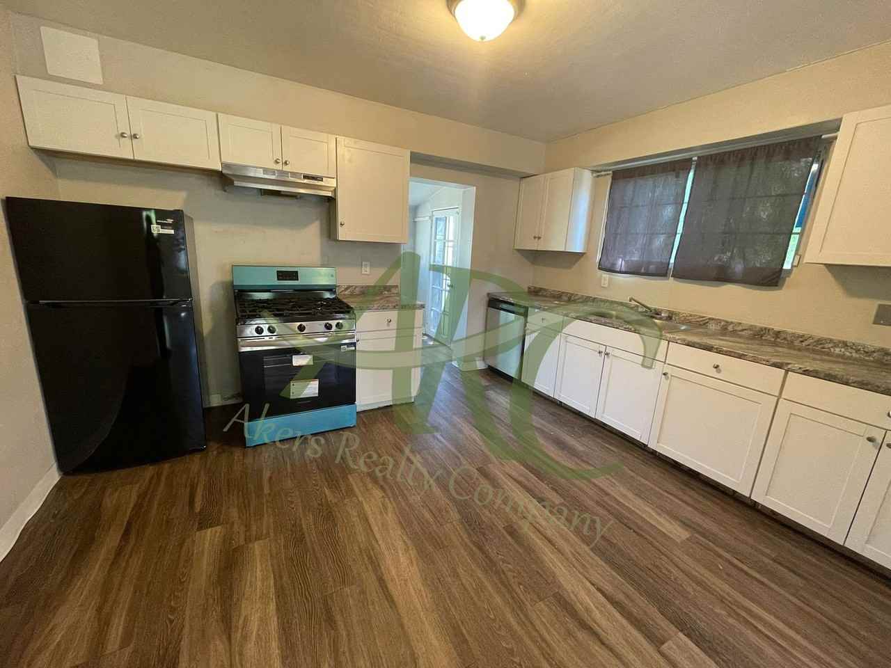 1702 Van Buren St - Photo 5 of 14
