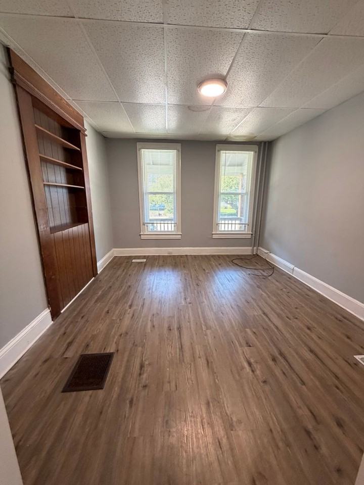 323 Roosevelt Ave - Photo 2 of 9