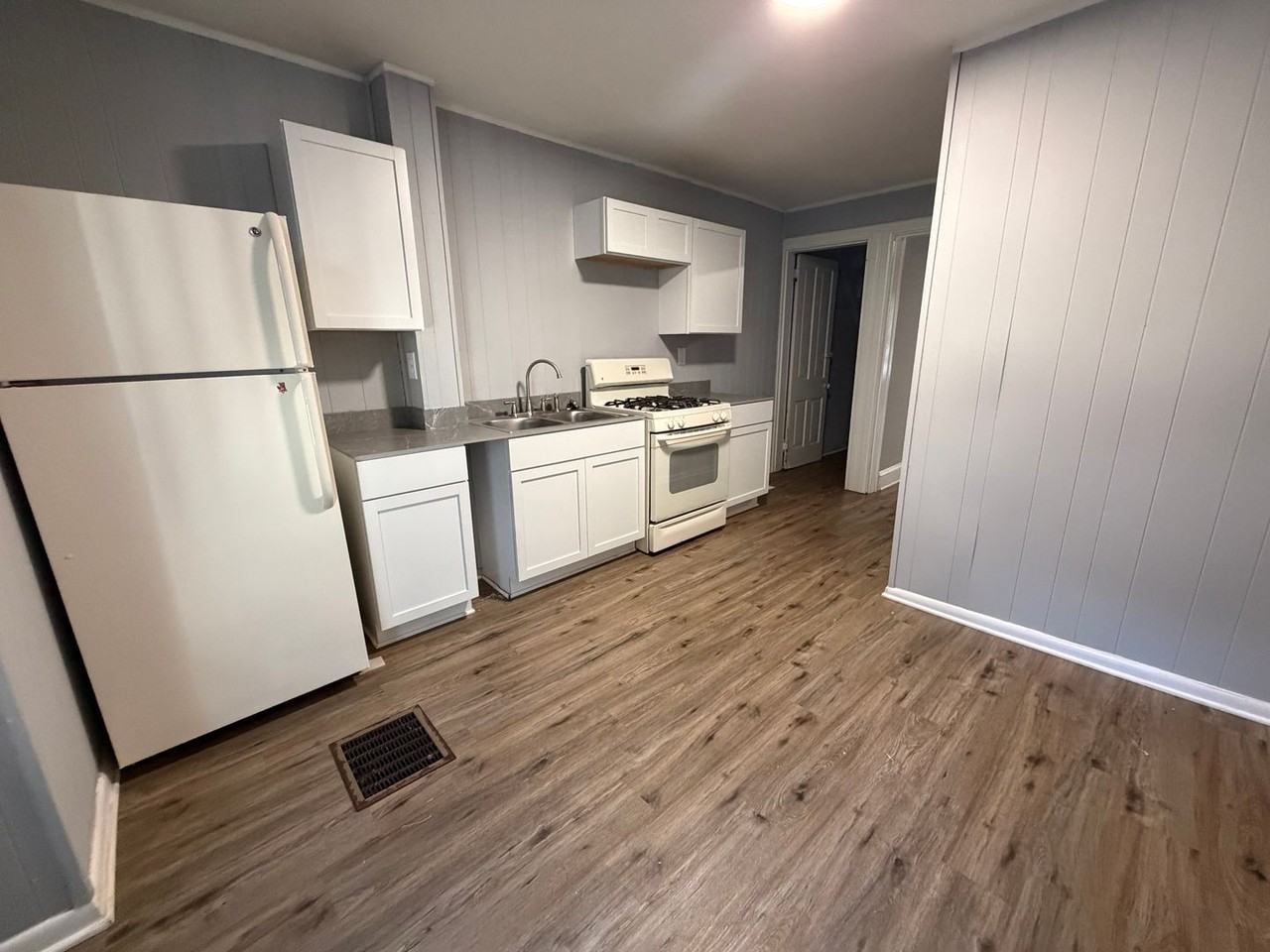 323 Roosevelt Ave - Photo 7 of 9