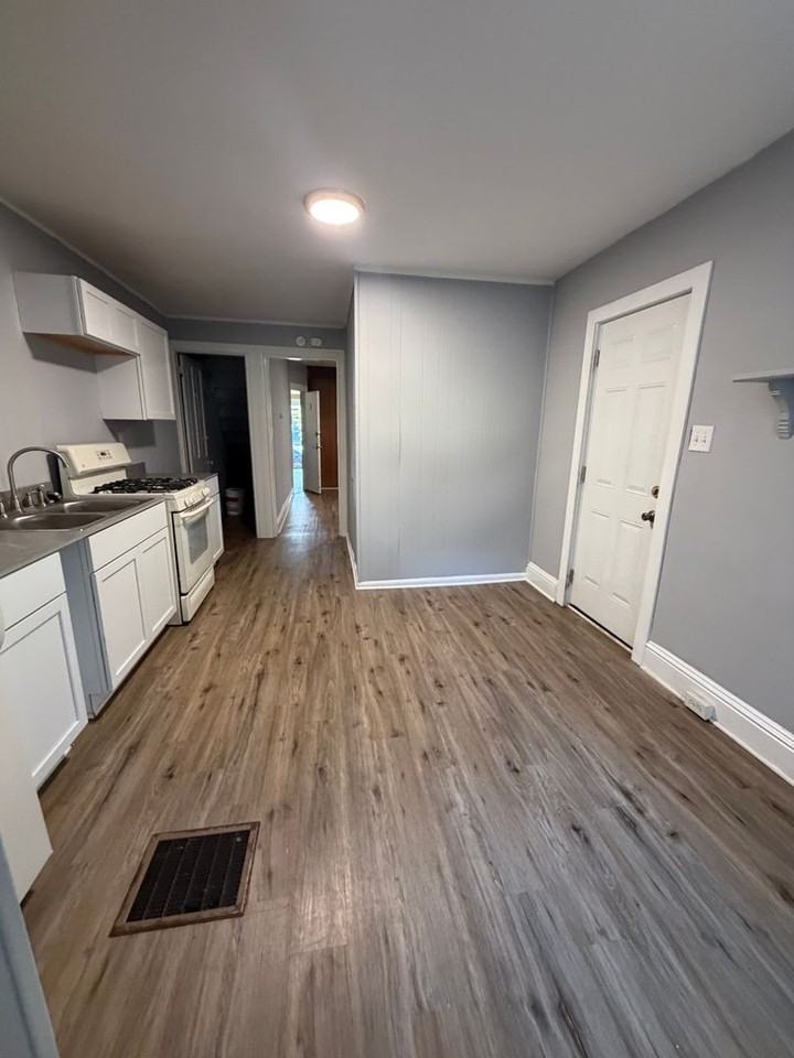 323 Roosevelt Ave - Photo 6 of 7