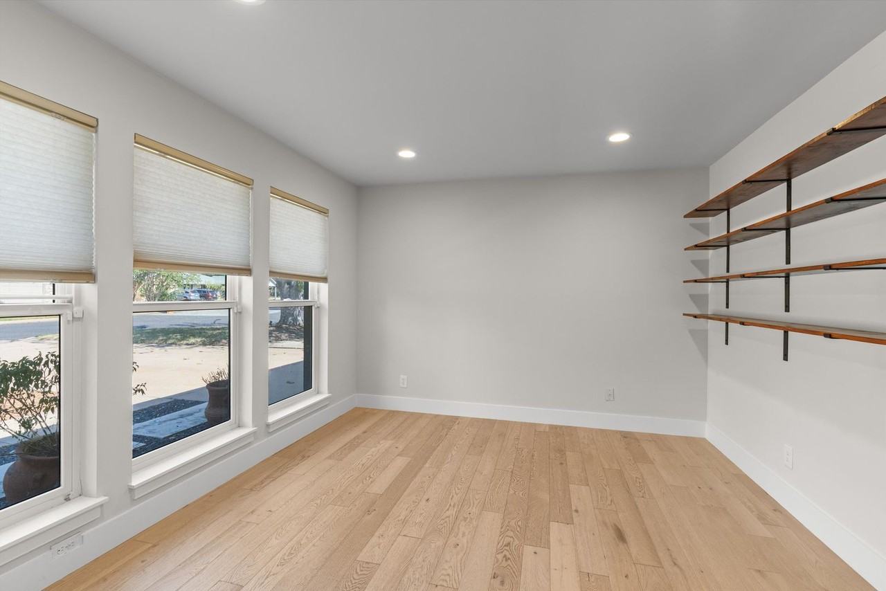 5405 Fairmont Cir - Photo 4 of 34