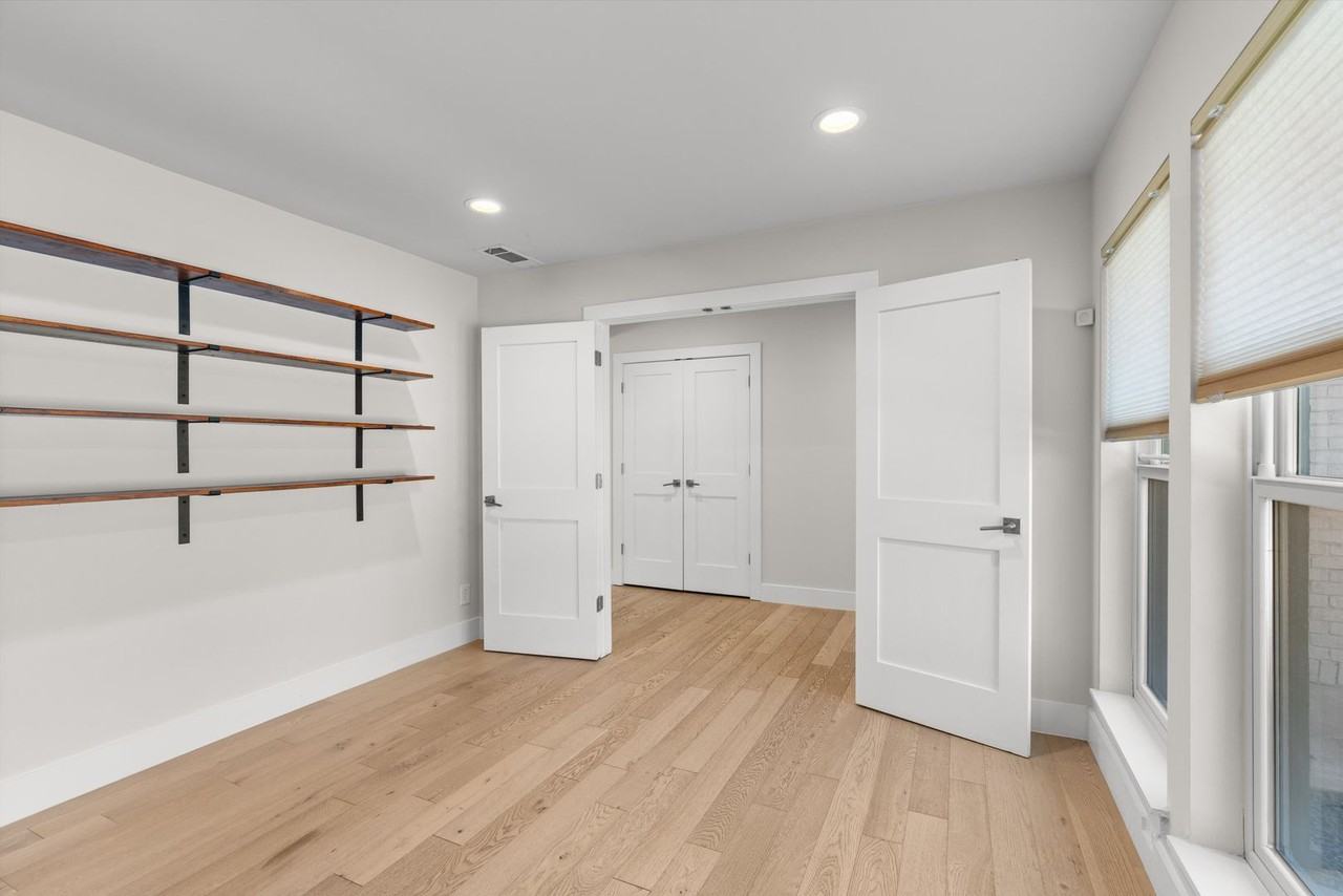 5405 Fairmont Cir - Photo 5 of 34