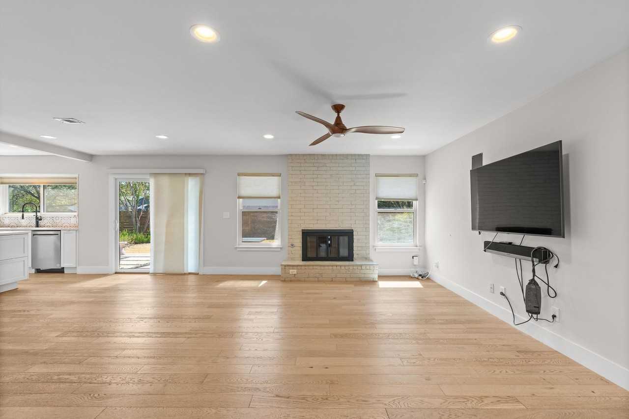 5405 Fairmont Cir - Photo 6 of 34