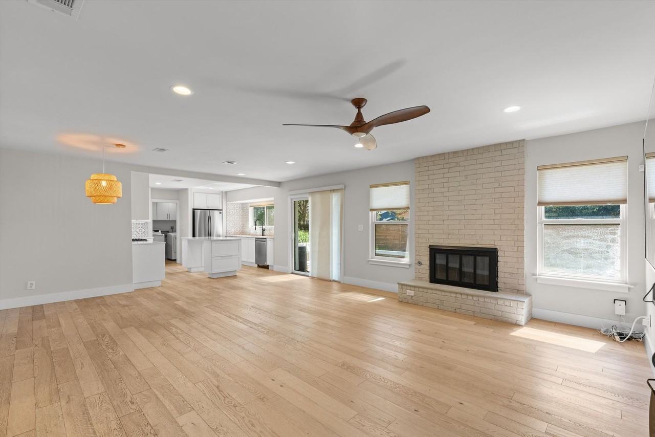 5405 Fairmont Cir - Photo 7 of 34