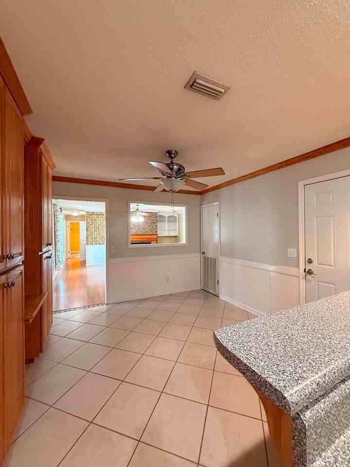 300 E Kingswood Dr - Photo 2 of 15