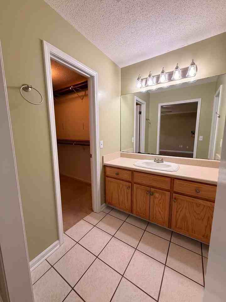 300 E Kingswood Dr - Photo 6 of 15