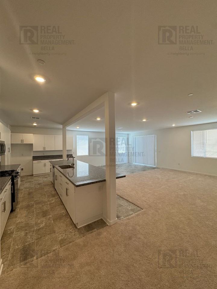30972 Lanark St - Photo 3 of 50