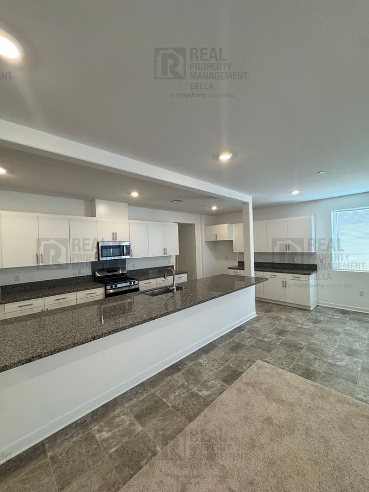 30972 Lanark St - Photo 4 of 50