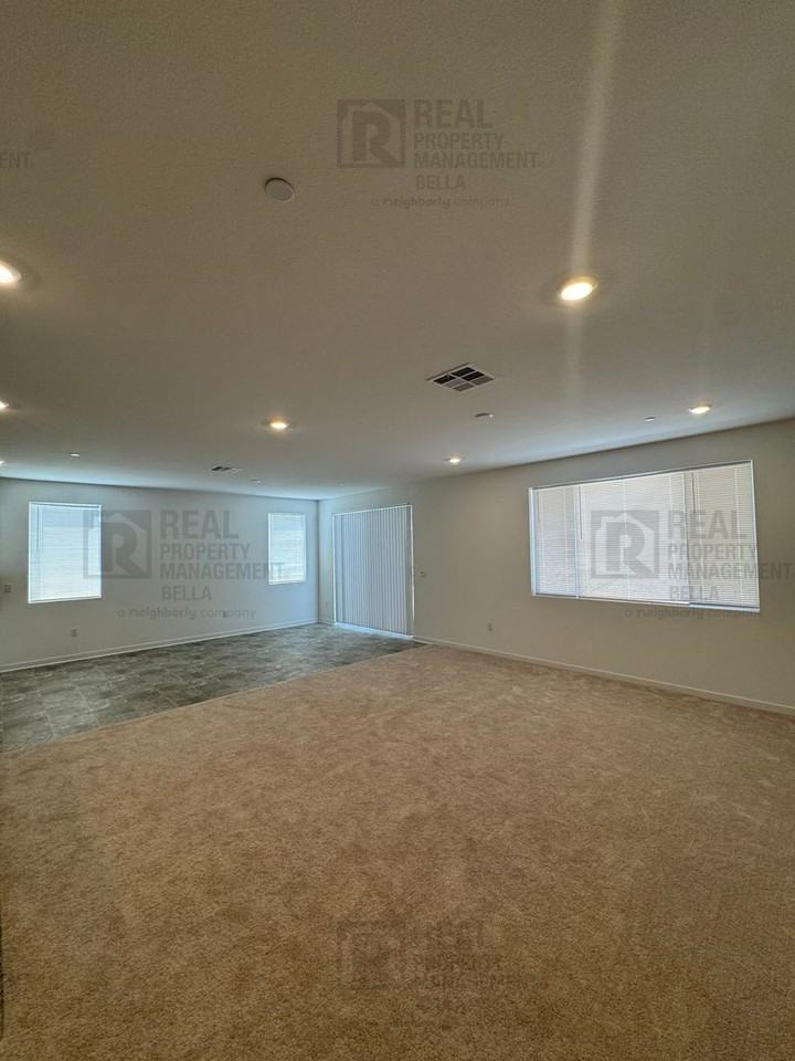 30972 Lanark St - Photo 5 of 50