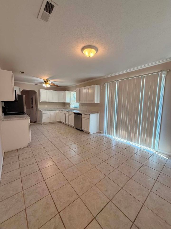 104 Yellowleaf Dr - Photo 3 of 12