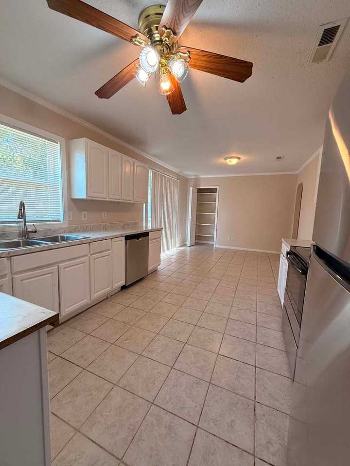 104 Yellowleaf Dr - Photo 4 of 12