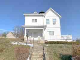 featured image of 606 W 4th St