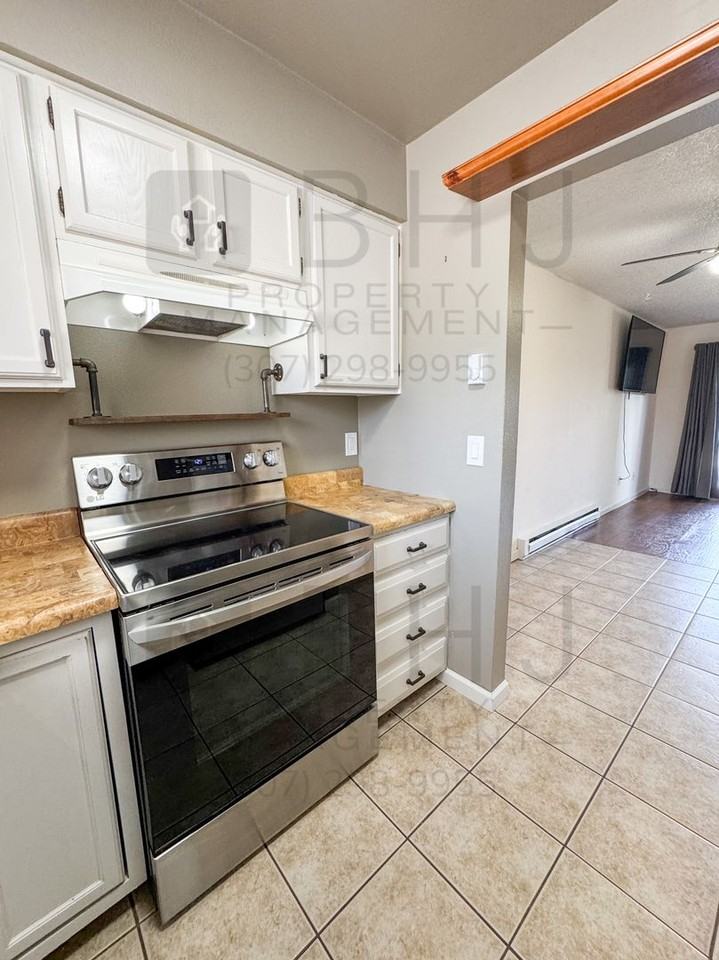 1961 Edwards Dr #A - Photo 4 of 33