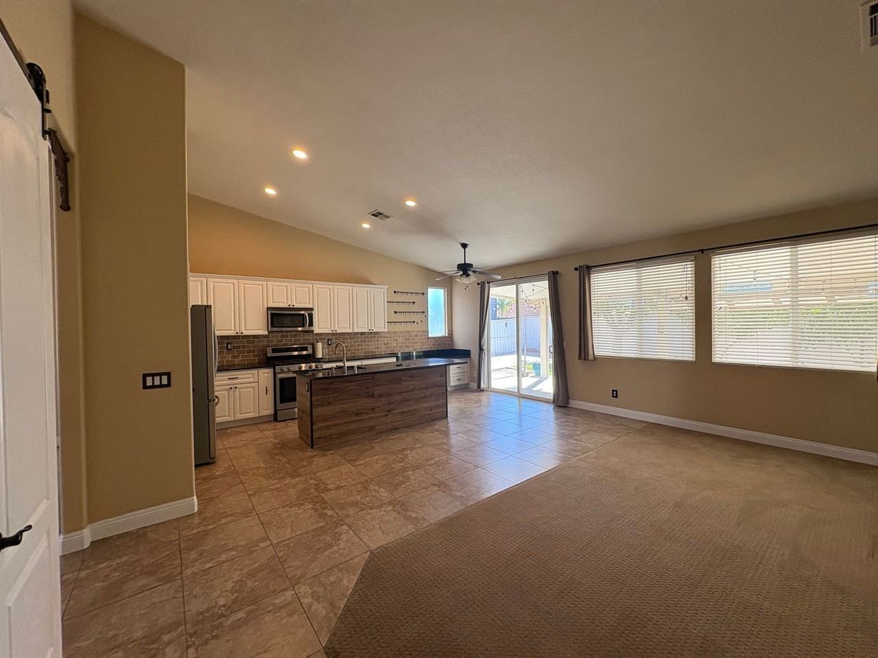 41196 Coolidge Cir - Photo 4 of 12