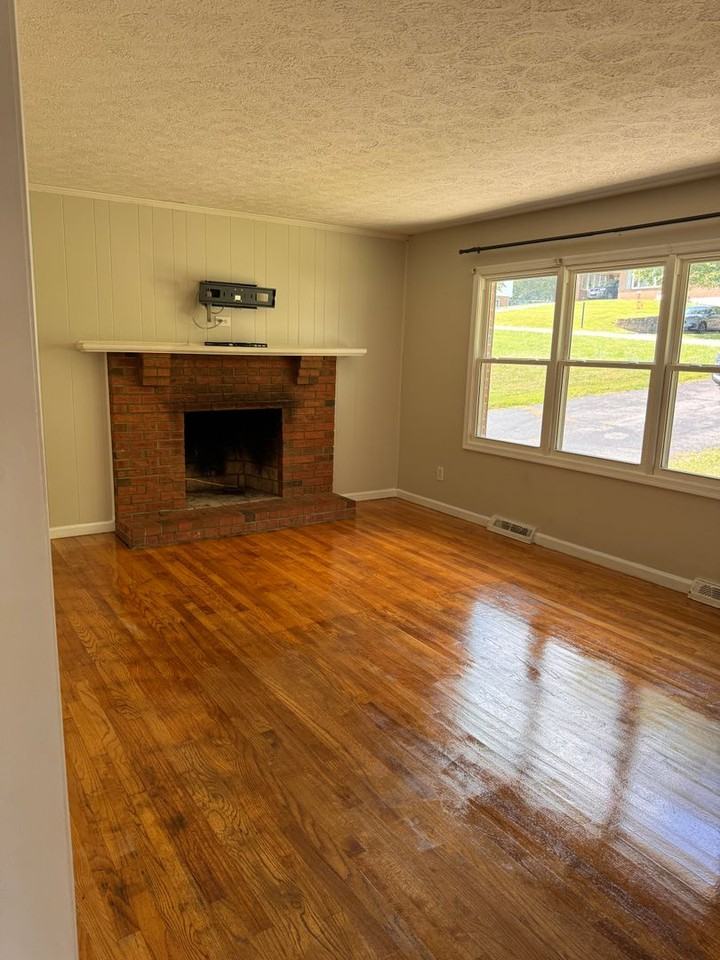104 Westburg Dr - Photo 2 of 31