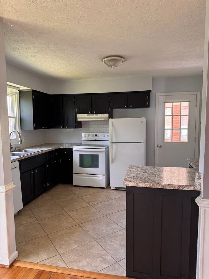 104 Westburg Dr - Photo 3 of 31