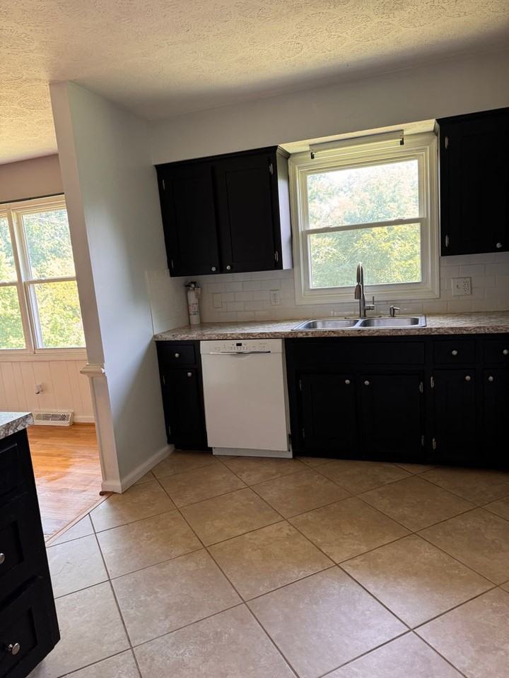 104 Westburg Dr - Photo 4 of 31