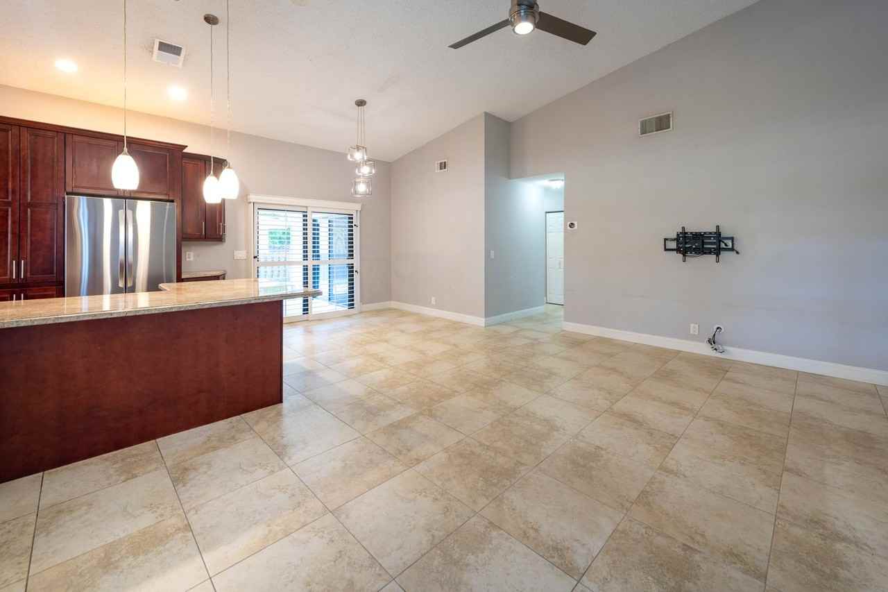 325 Nw 65th Ter - Photo 4 of 28