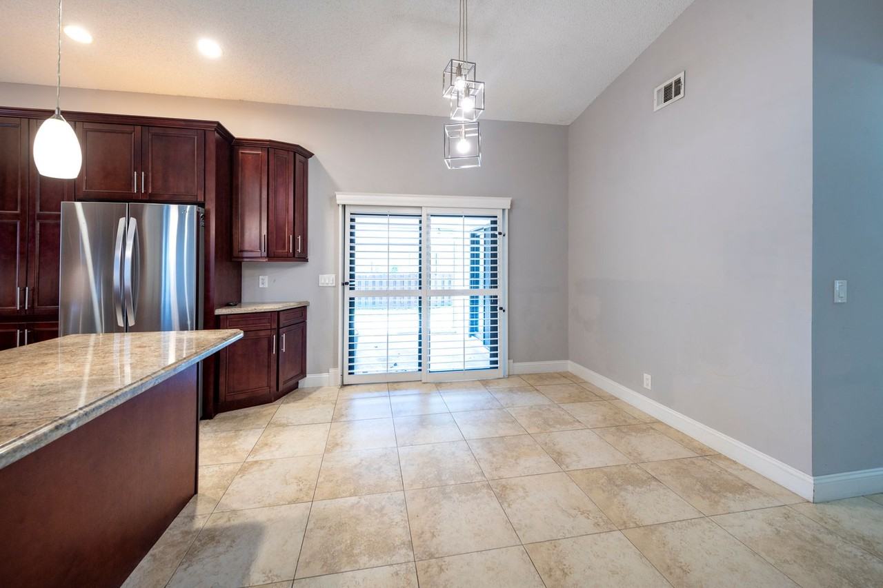 325 Nw 65th Ter - Photo 6 of 28