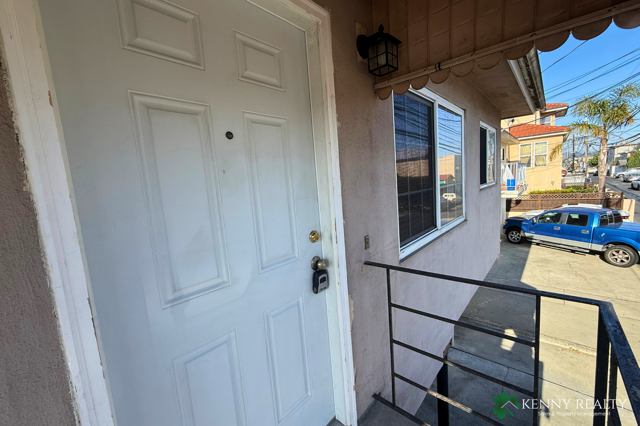 516 516 Railroad/ 517/519 1st Lane - Photo 2 of 19